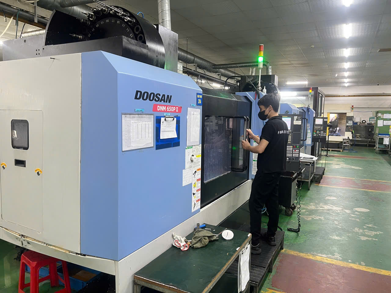 DOOSAN DNM 650P II vertical machining center with operator at Factory 01